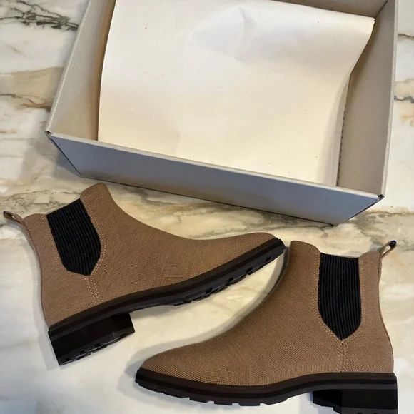 Rothys the lug boot in tobacco New in box